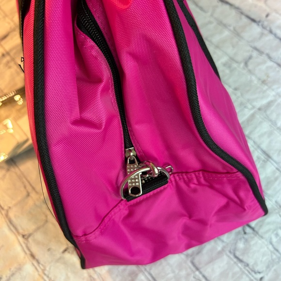 GLORIA VANDERBILT HOT PINK AND BLACK NYLON PERSONALIZED DUFFEL WITH LETTERS BAG - Picture 4 of 12